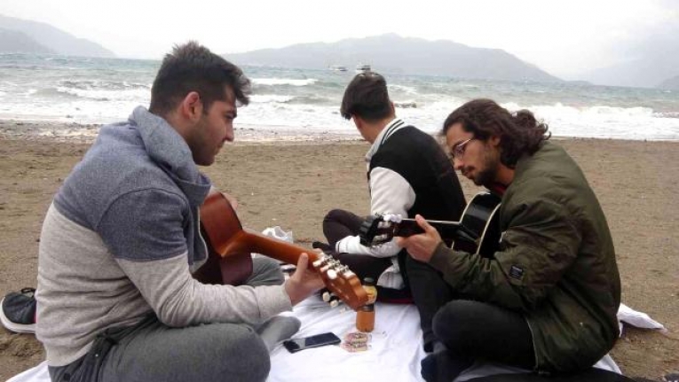 Marmaris'te Lodosa Aldırış Etmeyen Vatandaşlar Sahilde Gitar Çaldı