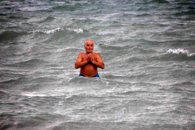 Bodrum'daki Adam Fırtınaya Aldırmadan Denize Girdi