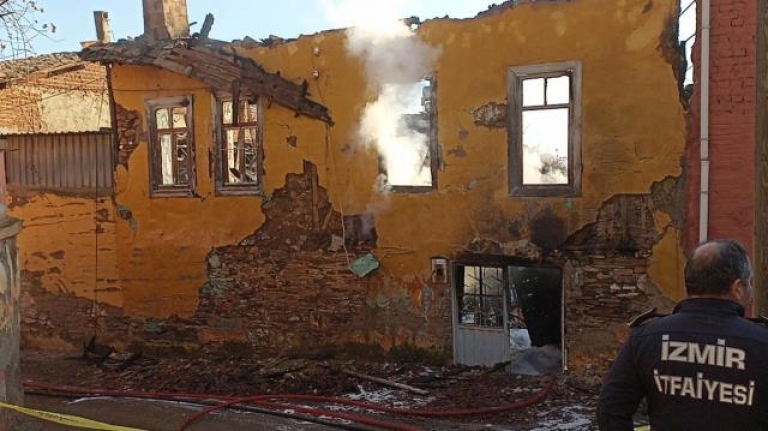 İzmir'de Yangın: 3 Kardeş Yaşamını Yitirdi