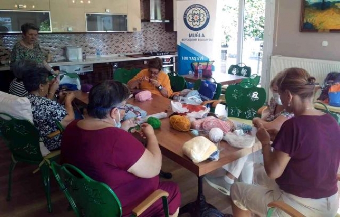 Muğla'daki 100 Yaş Evi Üyelerinden İhtiyaç Sahiplerine Atkı ve Kazak