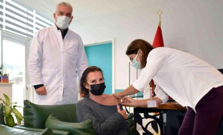 Perihan Savaş 4'üncü Doz Aşısını Muğla'da Yaptırdı