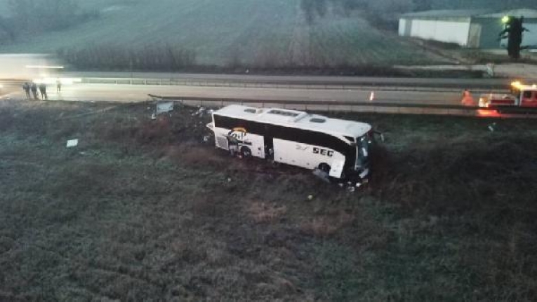 Yolcu Otobüsü Tarlaya Uçtu: 12 Kişi Yaralandı