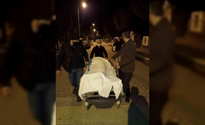 80 Yaşındaki Hasta, Sokaklarda Sedyeyle Taşındı