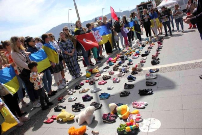 Marmaris'te Yaşayan Ukraynalılar Savaşta Ölen Çocuklar İçin Toplandı
