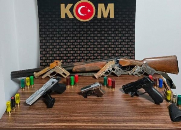Muğla'daki Ev ve Bahçede Çok Sayıda Silah Ele Geçirildi