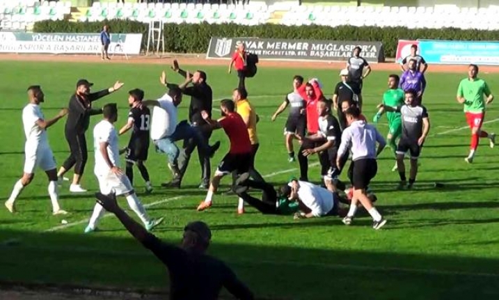 Muğlaspor- Ortaca Belediyespor Maçının Bitiş Düdüğü ile Saha Karıştı