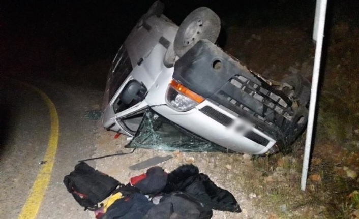Menteşe'de Düzensiz Göçmenleri Taşıyan Minibüs Kaza Yaptı: 2 Yaralı