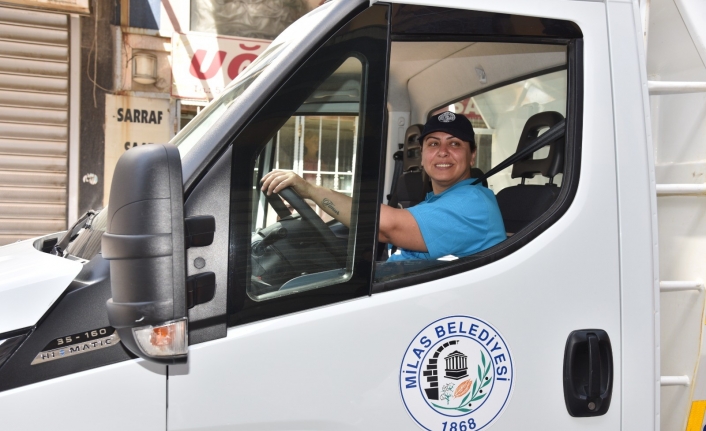 Milas Belediyesi’nin İlk Kadın Kamyon Şoförü İşe Başladı