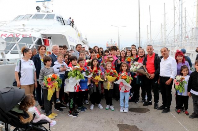 Okullar Avrupa Şampiyonu Satranç Milli Takımı, Fethiye'de Çiçeklerle Karşılandı