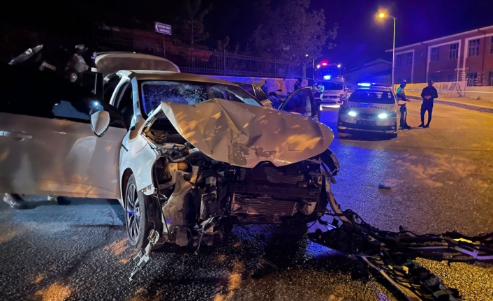 Polisten Kaçan Sürücü Otomobille Duvara Çarptı: 2 Yaralı