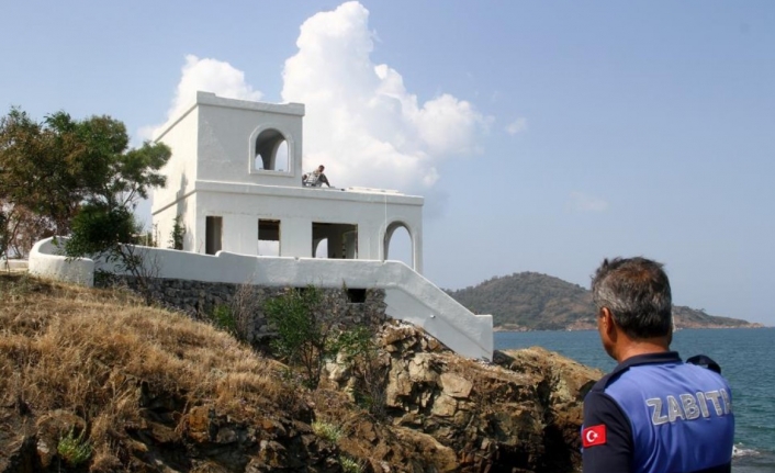 Fethiye'deki Şövalye Adası'ndaki Kaçak Binanın Yıkımına Başlandı