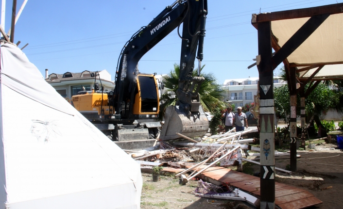 Fethiye’nin Dünyaca Ünlü Çalış Plajı'nda İmara Aykırı Yapıların Yıkımına Başlandı