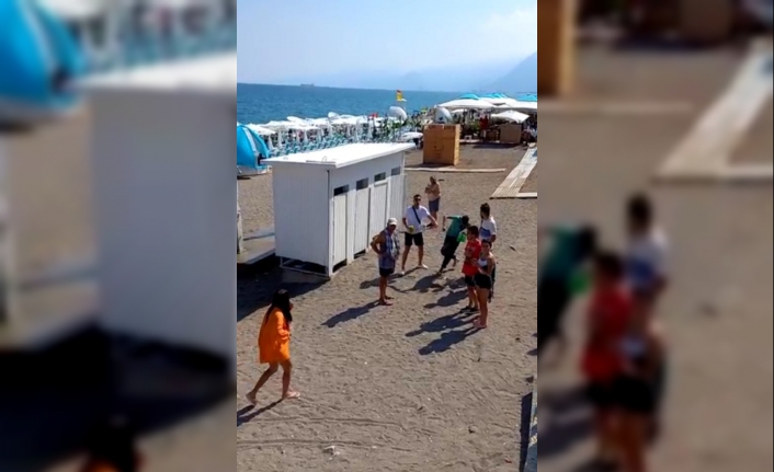 Halk Plajında Soyunma Kabinindekileri Fotoğraflayan Şahıs Tekme Tokat Dövüldü