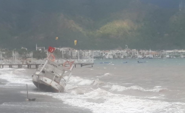 Marmaris’te Şiddetli Fırtına Tekneleri Karaya Attı