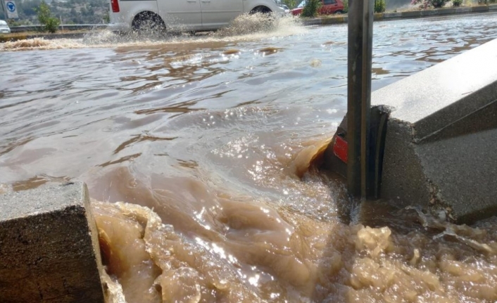 Menteşe'deki Yaz Yağmuru Su Birikintisine Sebep Oldu