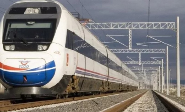 Tren Rayının Yanında Özçekim Yapan Genç Kıza Tren Çarptı