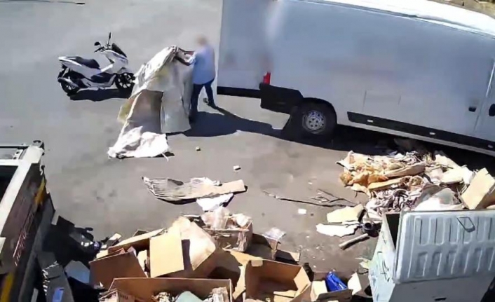 Bodrum'daki Şahıs Önce Çöpleri Attı, Kameraya Yakalanınca Geri Topladı