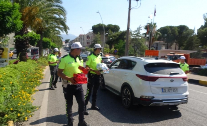 Marmaris'teki Trafik Polisleri Hem Uyardı, Hem Çikolata Dağıttı
